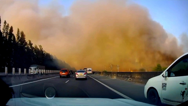 Cột khói bốc cao trên cao tốc khiến nhiều phương tiện bị khuất tầm nhìn - Ảnh 1.