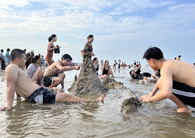 Bất chấp biển động, nhiều du khách vẫn ào xuống tắm biển, nhảy trên sóng ở Cửa Lò - Ảnh 6.