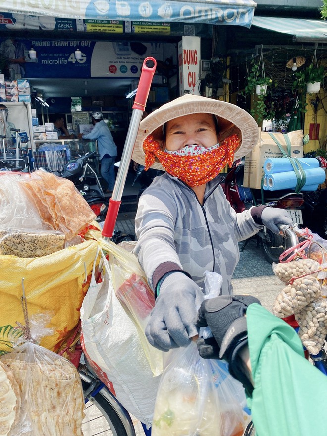 Chàng xe ôm chở miễn phí cụ già, trẻ em đi khám bệnh, cuối tháng còn góp tiền mua cơm tặng người vô gia cư khắp TP.HCM  - Ảnh 6.