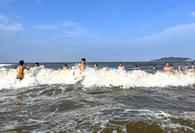 Bất chấp biển động, nhiều du khách vẫn ào xuống tắm biển, nhảy trên sóng ở Cửa Lò - Ảnh 4.