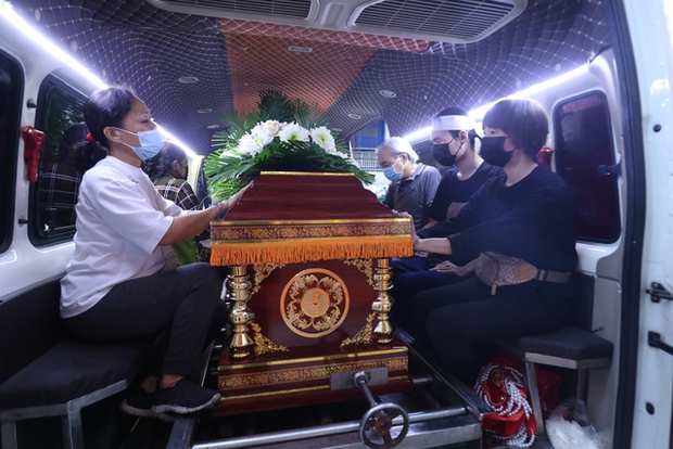 Lễ đưa tang ca sĩ Win (Hồ Minh Tuấn): Người thân xót xa bên linh cữu, các thành viên Zero9 đến tiễn biệt - Ảnh 9.