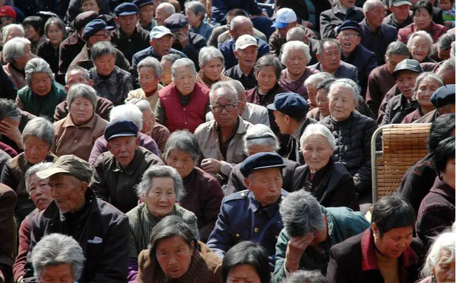 Dân số siêu già hóa, khoảng 100 triệu người Trung Quốc đối mặt với tương lai màu xám - Ảnh 1.
