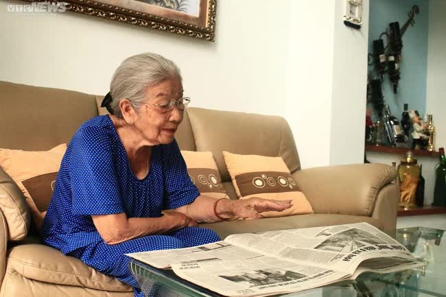 NSƯT Phi Điểu: Hôn nhân viên mãn với nhạc sĩ Phan Nhân, 91 tuổi vẫn tự chạy xe máy đi làm - Ảnh 5.