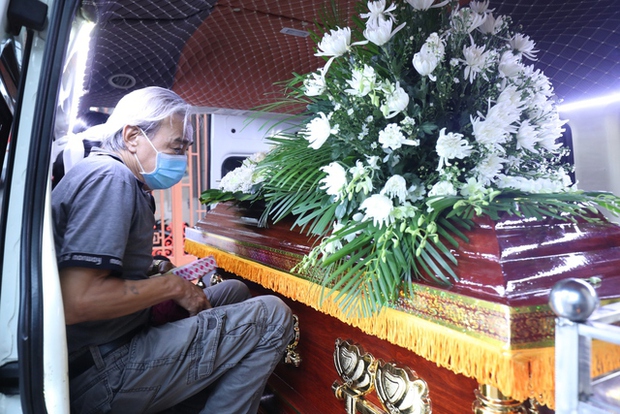 Lễ đưa tang ca sĩ Win (Hồ Minh Tuấn): Người thân xót xa bên linh cữu, các thành viên Zero9 đến tiễn biệt - Ảnh 8.