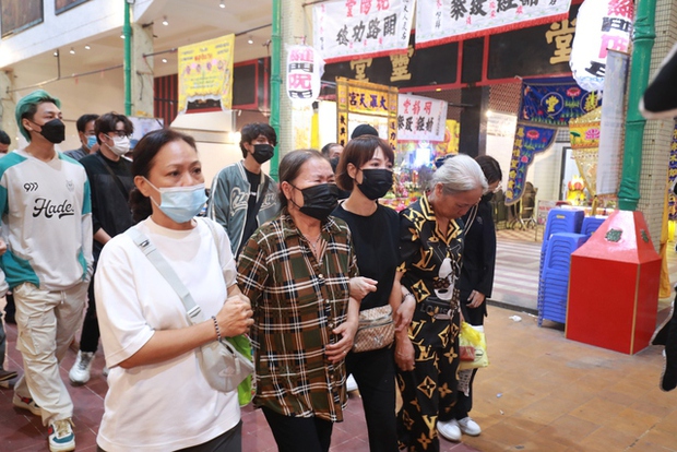 Lễ đưa tang ca sĩ Win (Hồ Minh Tuấn): Người thân xót xa bên linh cữu, các thành viên Zero9 đến tiễn biệt - Ảnh 7.