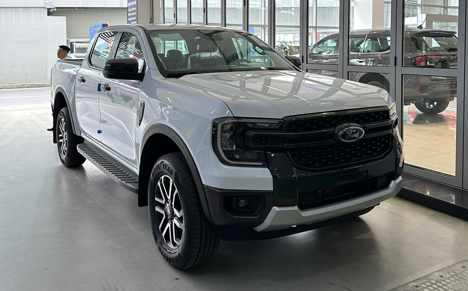 Ford Ranger Sport và XLS 2023 đã về đại lý: Nhiều nâng cấp hợp gu khách Việt, tiếp tục lấn át Hilux và Triton - Ảnh 1.