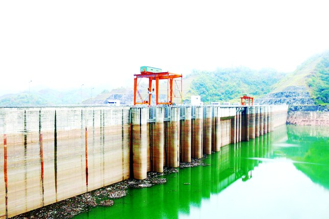 Loạt thủy điện lớn nhất Việt Nam cận kề mực nước chết, EVN kêu gọi tiết kiệm điện - Ảnh 1.