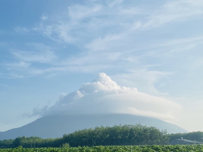 ‘Mũ mây’ tái xuất tại núi Bà Đen Tây Ninh - Ảnh 1.