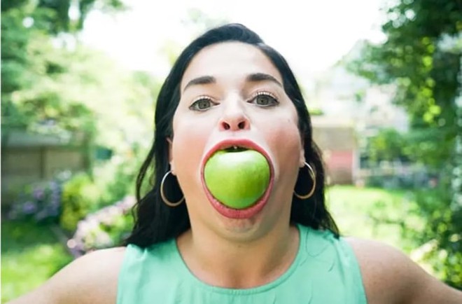 Người phụ nữ miệng rộng nhất thế giới kiếm được 300 triệu mỗi lần lên TikTok - Ảnh 3.