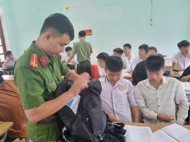 Công an Thanh Hoá đồng loạt kiểm tra tư trang của học sinh sau loạt vụ bạo lực học đường - Ảnh 1.