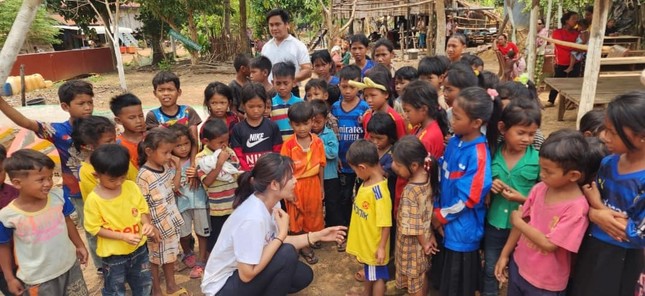 Ngôi sao Campuchia dành gần 1 tỷ tiền thưởng từ SEA Games 32 để làm từ thiện - Ảnh 2.