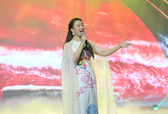 Ca sĩ Đinh Trang gây ấn tượng mạnh trong đêm nhạc Mạch nguồn Ví, Giặm - Ảnh 5.