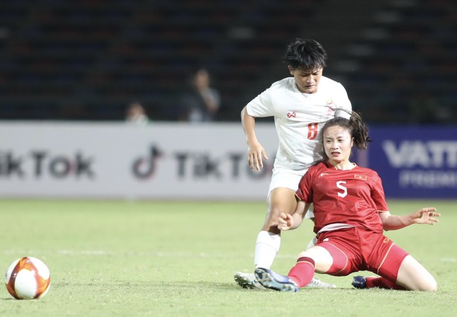 Chung kết bóng đá nữ Việt Nam vs nữ Myanmar 1-0 (H2): Bích Thuỳ lỡ cơ hội - Ảnh 1.