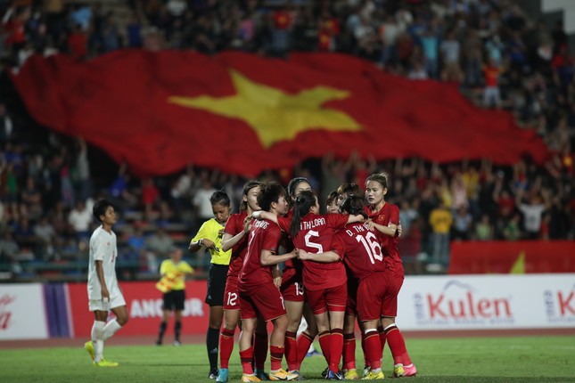 Chung kết bóng đá nữ Việt Nam vs nữ Myanmar 2-0 (H2): Thanh Nhã lập siêu phẩm, Việt Nam chạm vào HCV - Ảnh 1.