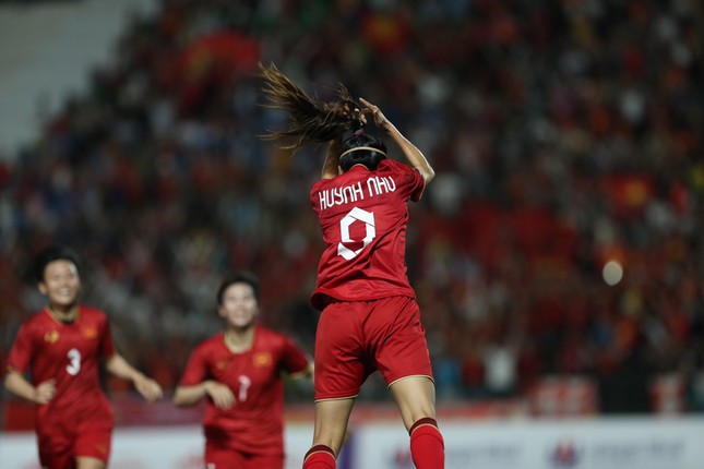 Chung kết bóng đá nữ Việt Nam vs nữ Myanmar 1-0 (H1): Huỳnh Như lỡ cơ hội gia tăng cách biệt - Ảnh 4.