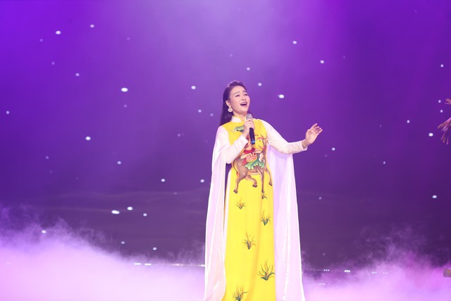 Ca sĩ Đinh Trang gây ấn tượng mạnh trong đêm nhạc Mạch nguồn Ví, Giặm - Ảnh 1.