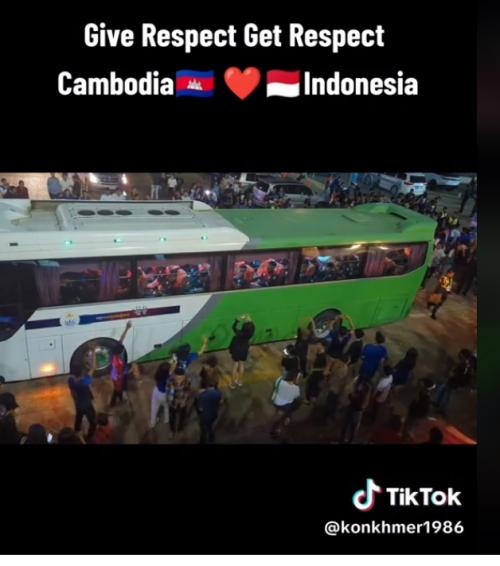 U22 Indonesia bị CĐV Campuchia chặn xe vì lý do bất ngờ - Ảnh 2.