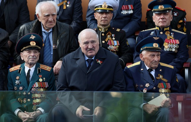 Belarus công bố ảnh đáp trả tin đồn về sức khỏe Tổng thống Lukashenko - Ảnh 1.