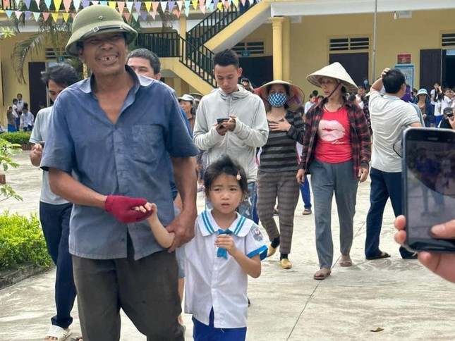 Bé gái lớp 1 ngủ hơn 4 tiếng trong tủ đựng đồ, cả xã rốt ráo đi tìm