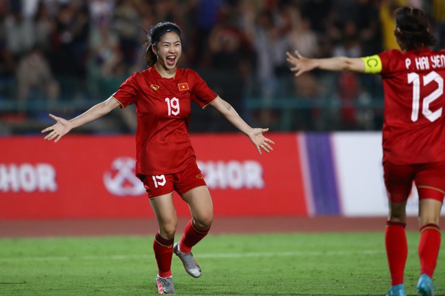 FIFA khen ngợi 2 tuyển thủ Việt Nam, chỉ ra điểm đặc biệt của HLV Mai Đức Chung - Ảnh 3.