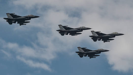 Quan chức Ukraine hé lộ số lượng chiến đấu cơ F-16 mà Kiev cần để đối phó với Nga - Ảnh 1.