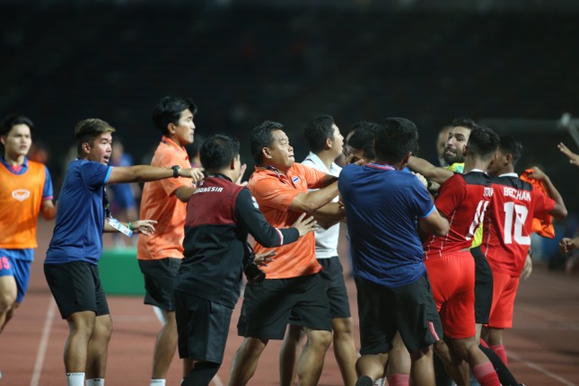 Chung kết U22 Indonesia vs U22 Thái Lan 3-2 (Hiệp phụ 1): Ifan đưa Indonesia vượt lên, hai đội ẩu đả - Ảnh 4.