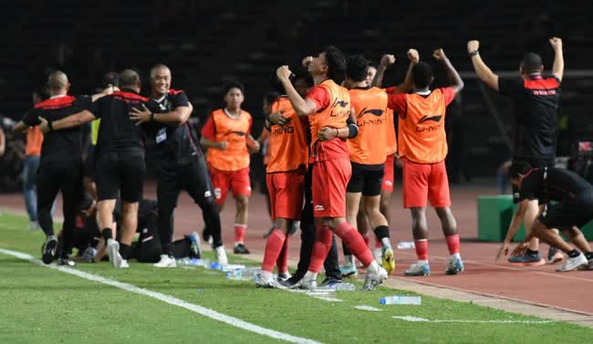 Báo Thái Lan sốc nặng vì đội nhà thua tan tác trong “trận đấu đẫm máu” với 9 thẻ đỏ - Ảnh 2.