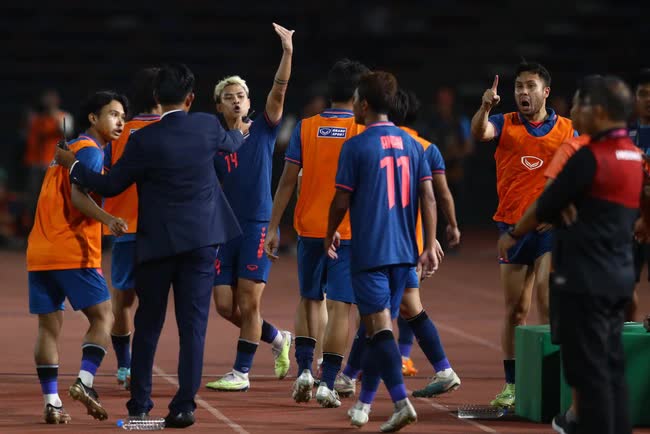 Cầu thủ Thái Lan buồn tiu nghỉu, ôm cái kết đắng sau màn khiêu khích xấu xí ở chung kết SEA Games - Ảnh 2.