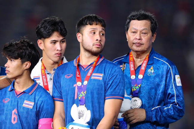 Cầu thủ Thái Lan buồn tiu nghỉu, ôm cái kết đắng sau màn khiêu khích xấu xí ở chung kết SEA Games - Ảnh 1.