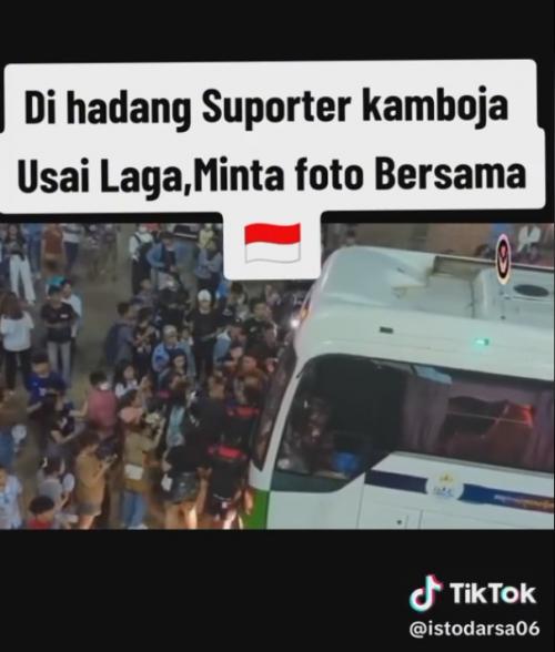 U22 Indonesia bị CĐV Campuchia chặn xe vì lý do bất ngờ - Ảnh 1.