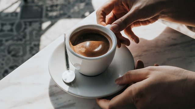 Kiểu uống cà phê khiến cơ thể đối mặt với 5 vấn đề sức khỏe, bao gồm cả huyết áp, tim mạch - Ảnh 2.