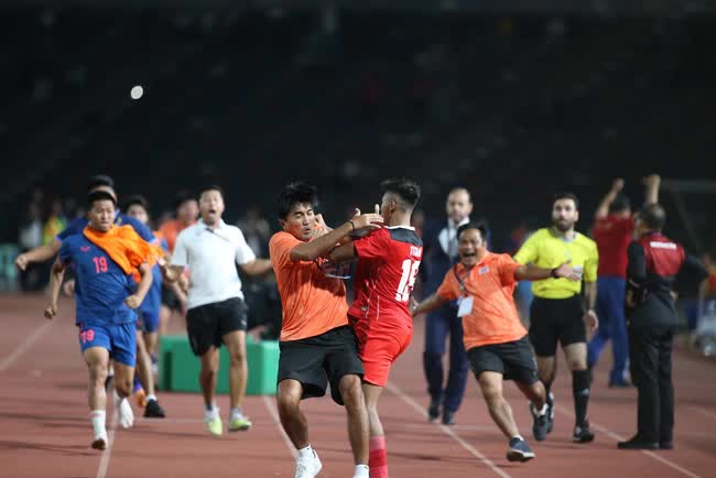 Fan Indonesia chìa tình anh em, fan Thái Lan xin lỗi đối thủ sau trận cầu bạo lực - Ảnh 2.