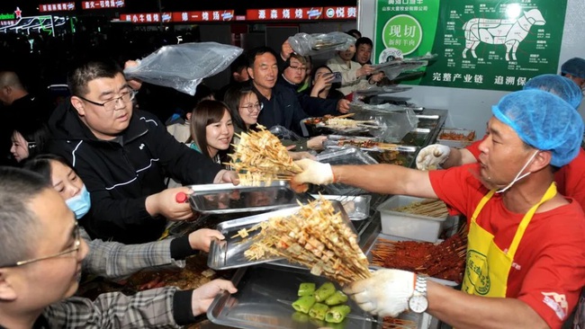 Cơn sóng thần ẩm thực ở Trung Quốc khiến khách sạn cháy phòng, đường sắt cháy vé: Nguyên nhân chỉ từ món ăn mà ở Việt Nam cũng có - Ảnh 1.