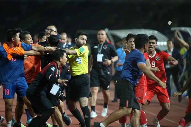 Chung kết U22 Indonesia vs U22 Thái Lan 3-2 (Hiệp phụ 1): Ifan đưa Indonesia vượt lên, hai đội ẩu đả - Ảnh 1.