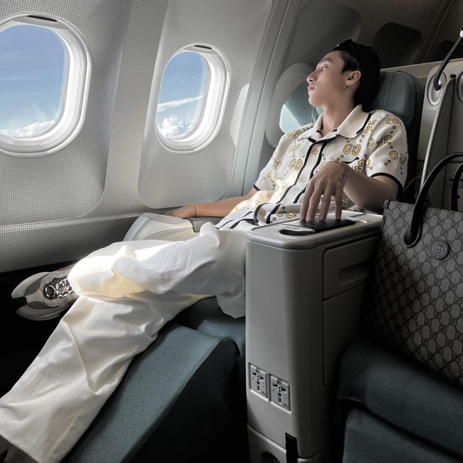 Sơn Tùng tự tung ảnh trên máy bay: Ngồi khoang thương gia, visual khác gì so với lần bị tóm diện quần ngủ xếp hàng? - Ảnh 1.