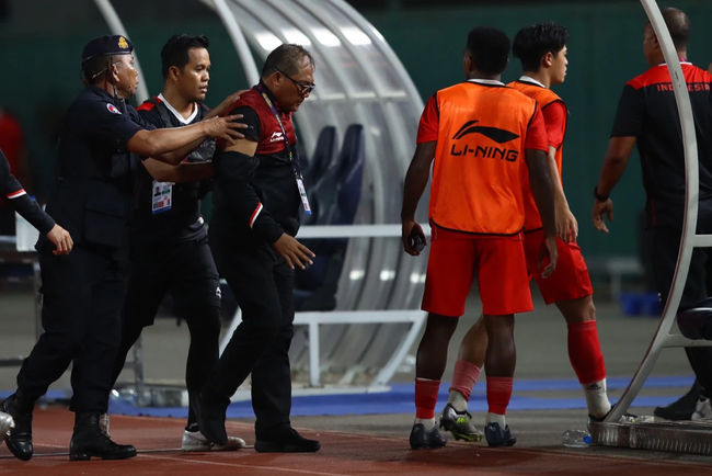 Cầu thủ Thái Lan buồn tiu nghỉu, ôm cái kết đắng sau màn khiêu khích xấu xí ở chung kết SEA Games - Ảnh 7.