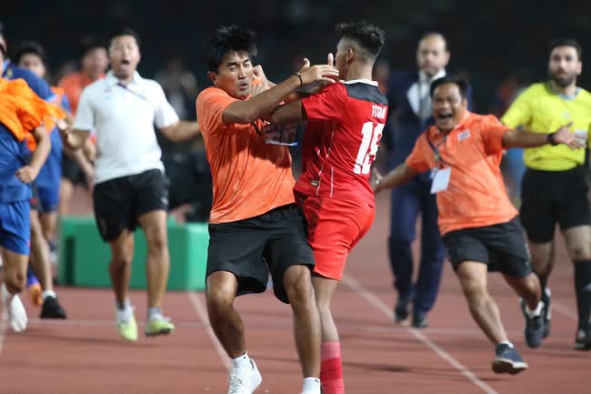 Cầu thủ Thái Lan buồn tiu nghỉu, ôm cái kết đắng sau màn khiêu khích xấu xí ở chung kết SEA Games - Ảnh 6.
