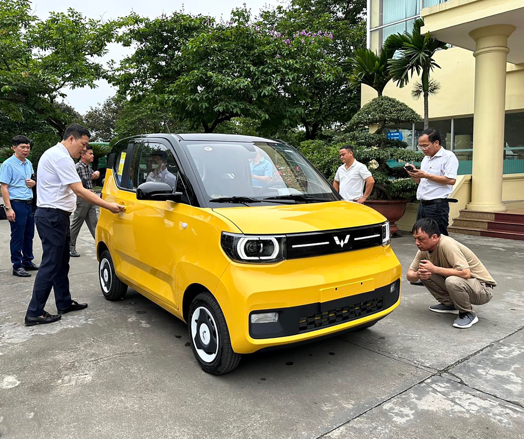 3 khoảng giá khiến Wuling HongGuang MiniEV bán chạy hoặc chết yểu tại Việt Nam: Xe cũ chực chờ ngáng đường - Ảnh 1.