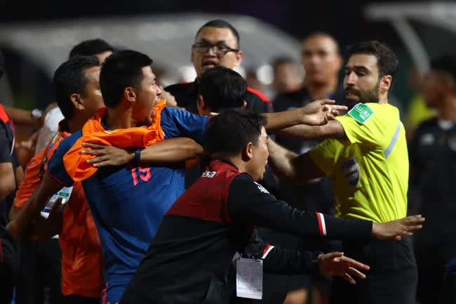 Cầu thủ Thái Lan buồn tiu nghỉu, ôm cái kết đắng sau màn khiêu khích xấu xí ở chung kết SEA Games - Ảnh 4.