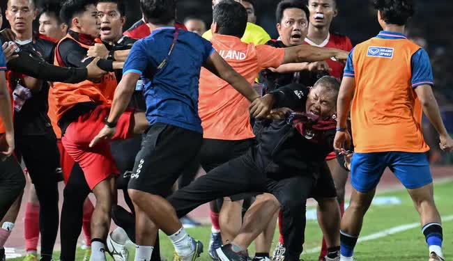 Báo Tây ngỡ ngàng, chê trách cuộc hỗn chiến giữa U22 Thái Lan với Indonesia - Ảnh 2.