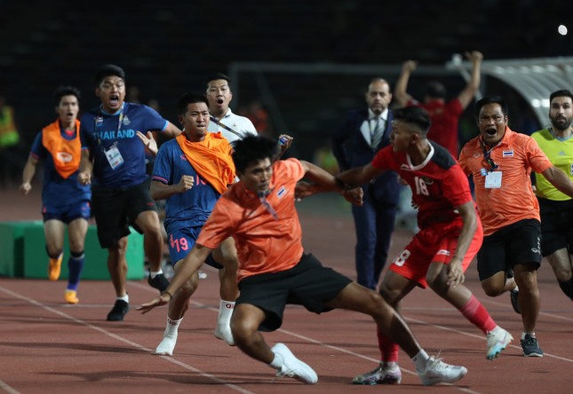 CĐV Thái Lan xấu hổ vì hành xử của đội nhà trước Indonesia - Ảnh 2.