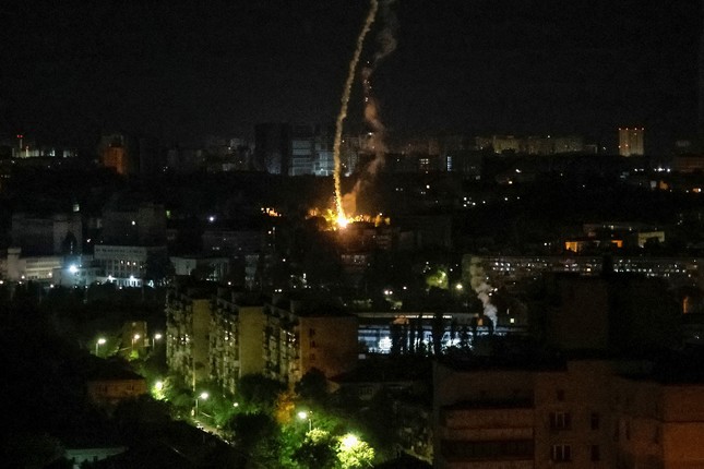 Người dân Kiev kể về khoảnh khắc thành phố bị dội tên lửa - Ảnh 1.