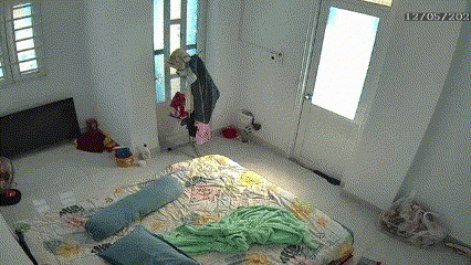 Thấy camera phòng ngủ cảnh báo có đột nhập, cô gái mở lên kiểm tra thì kinh hồn bạt vía bởi một hình ảnh - Ảnh 2.
