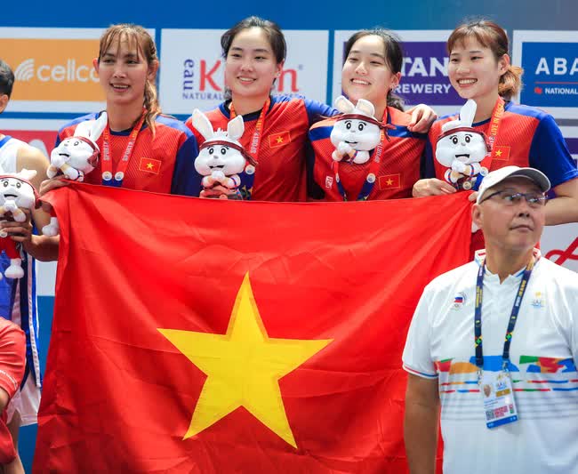 Nữ VĐV bóng rổ bật khóc, ôm tạm biệt chị em song sinh họ Trương về Mỹ sau SEA Games 32 - Ảnh 7.