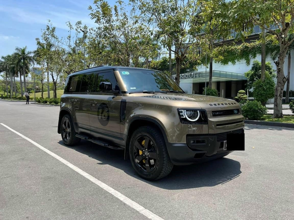 Land Rover Defender độ hàng ghế sau sang như S-Class, chủ xe rao bán rẻ hơn giá thị trường khoảng 600 triệu đồng - Ảnh 1.