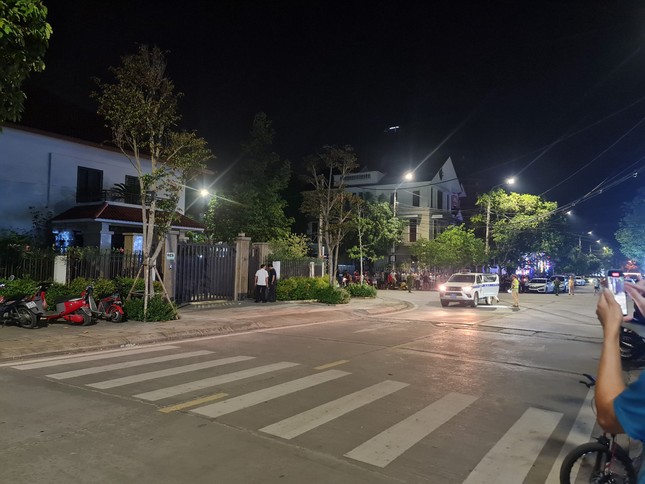 Cảnh sát phong tỏa khu vực nhà cựu Bí thư Lào Cai Nguyễn Văn Vịnh - Ảnh 3.