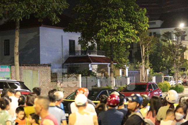 Cảnh sát phong tỏa khu vực nhà cựu Bí thư Lào Cai Nguyễn Văn Vịnh - Ảnh 12.