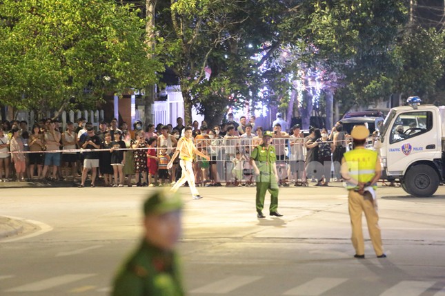 Cảnh sát phong tỏa khu vực nhà cựu Bí thư Lào Cai Nguyễn Văn Vịnh - Ảnh 10.