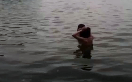 2 người tắm tiên tại hồ Gươm bị xử lý - Ảnh 1.