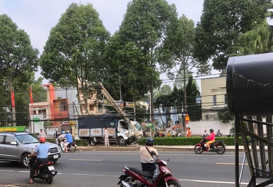Xe tải tông lật ôtô 7 chỗ, gãy cột điện, gần 9.000 hộ dân ở Đồng Nai mất điện - Ảnh 1.